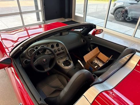 Used 2007 Pontiac Solstice Convertible RWD image 9