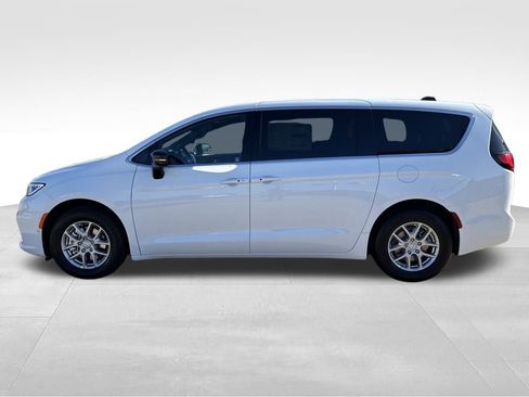 New 2026 Chrysler Pacifica Select image 2