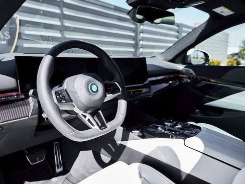 Used 2026 BMW 550e xDrive image 2