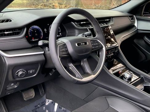 Certified 2025 Jeep Grand Cherokee Altitude image 12