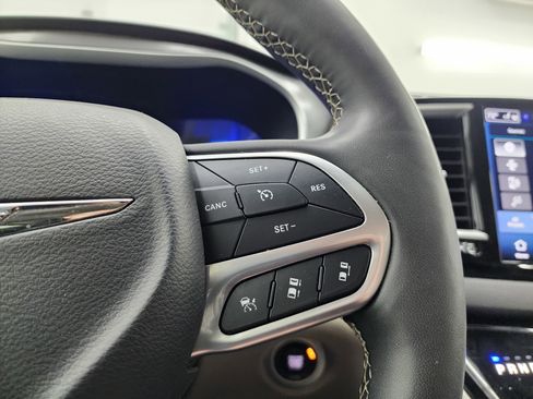 Used 2024 Chrysler Pacifica Touring-L FWD image 14