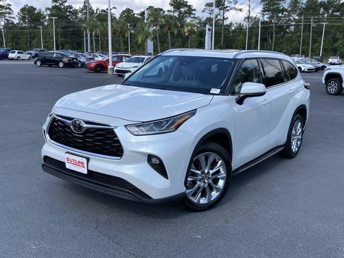 Used 2023 Toyota Highlander Limited FWD image 1