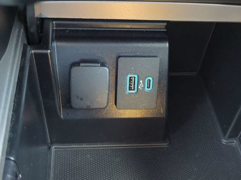 Used 2020 Ford Explorer XLT w/ Equipment Group 202A AWD/4WD image 21