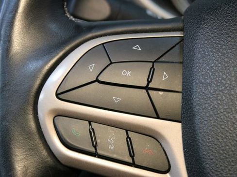 Used 2018 Jeep Cherokee Latitude w/ Cold Weather Group AWD/4WD image 17