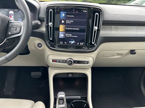 Used 2021 Volvo XC40 T5 Inscription w/ Protection Package Premier AWD/4WD image 17