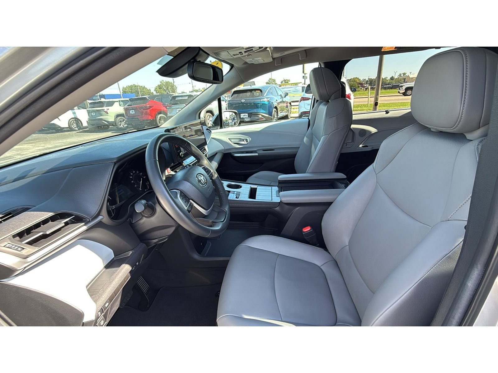 Certified 2025 Toyota Sienna XLE FWD image 35