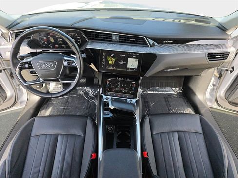 Certified 2022 Audi e-tron Premium image 9