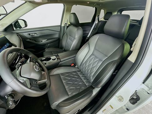 Used 2025 Nissan Rogue Platinum w/ Platinum Premium Package AWD/4WD image 33