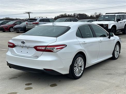 Used 2020 Toyota Camry XLE image 3