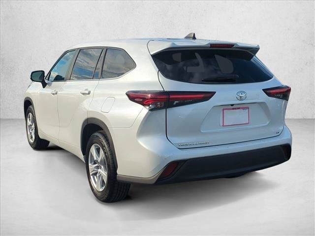 Used 2025 Toyota Highlander LE FWD image 8