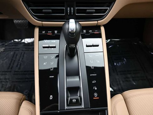 Certified 2025 Porsche Macan AWD/4WD image 12
