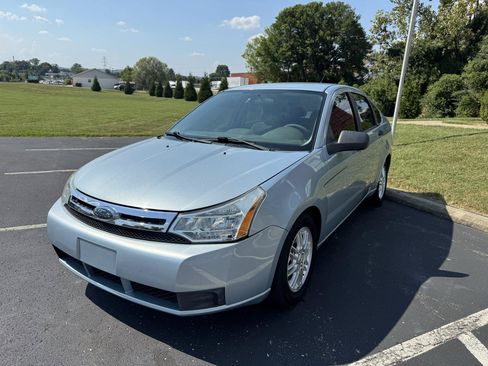Used 2009 Ford Focus SE FWD image 2