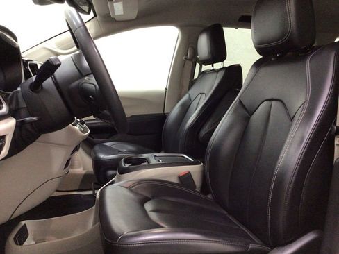 Used 2023 Chrysler Pacifica Touring-L FWD image 9
