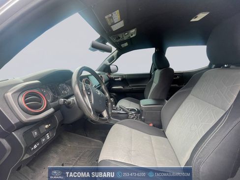 Used 2020 Toyota Tacoma TRD Off-Road w/ Technology Package AWD/4WD image 10