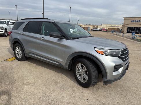 Used 2021 Ford Explorer XLT image 17
