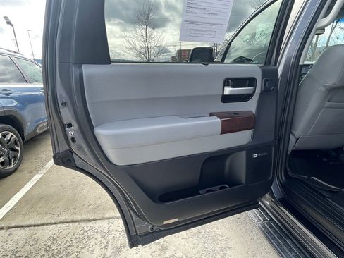 Used 2017 Toyota Sequoia Platinum image 36