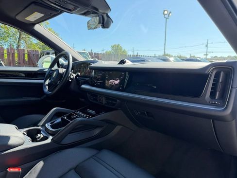 Used 2024 Porsche Cayenne S AWD/4WD image 32