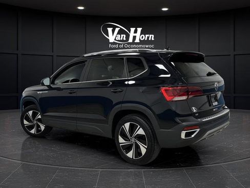 Used 2024 Volkswagen Taos SE w/ Panoramic Sunroof Package image 3