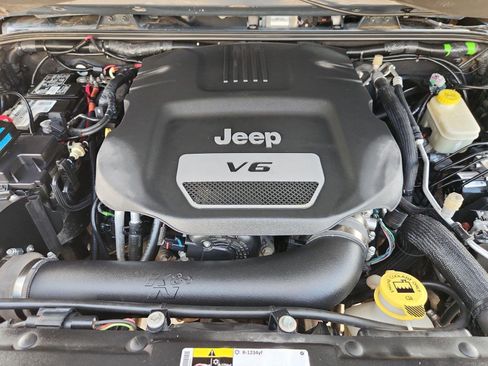 Used 2016 Jeep Wrangler Unlimited Rubicon w/ Connectivity Group AWD/4WD image 28