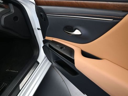 Certified 2023 Lexus ES 300h w/ Premium Package image 23