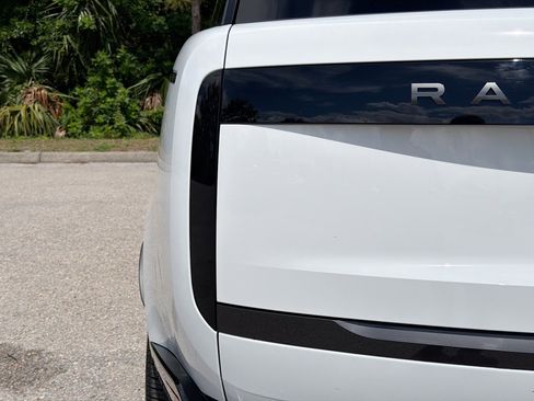 Used 2025 Land Rover Range Rover SE AWD/4WD image 10