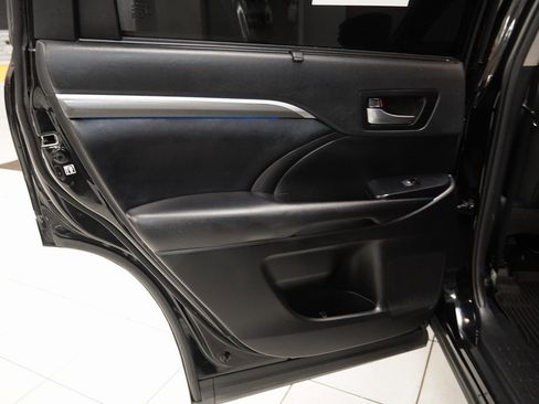 Used 2019 Toyota Highlander SE image 21