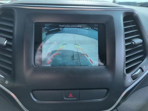 Used 2019 Jeep Cherokee Latitude Plus FWD image 13