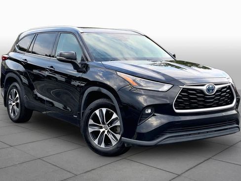 Used 2022 Toyota Highlander XLE AWD/4WD image 3