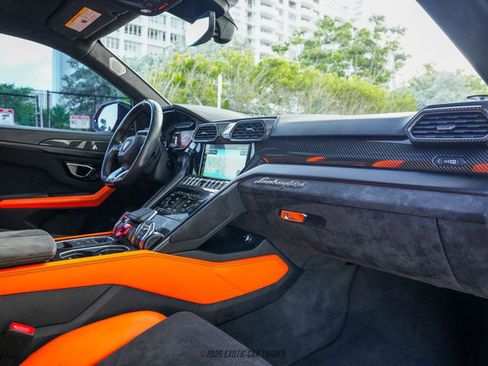 Used 2022 Lamborghini Urus image 31