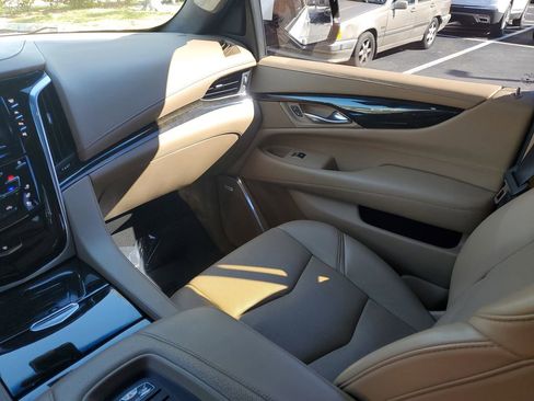 Used 2018 Cadillac Escalade Platinum image 18