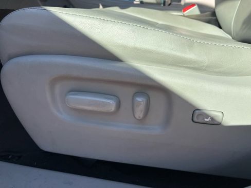 Used 2012 Toyota Highlander SE w/ Tow Pkg image 16