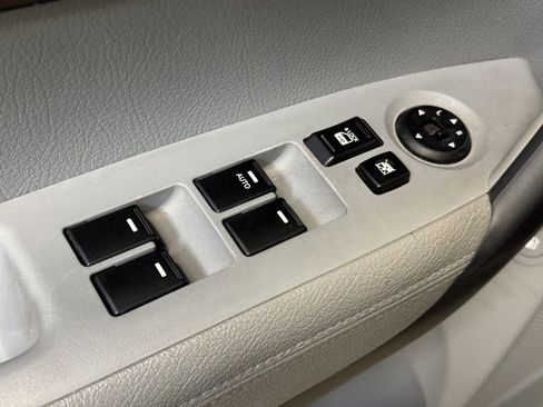 Used 2011 Kia Sorento LX image 9