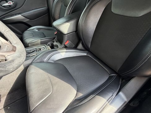 Used 2019 Jeep Cherokee Latitude Plus FWD image 17