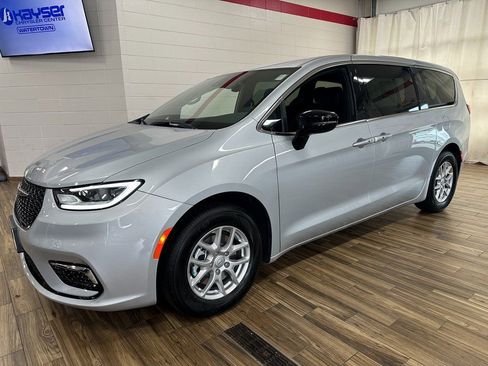 New 2026 Chrysler Pacifica Select image 3