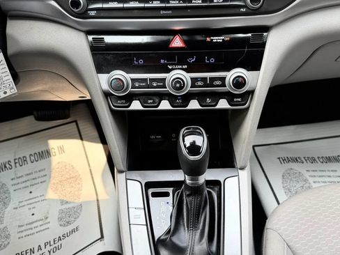 Used 2020 Hyundai Elantra SE FWD image 18