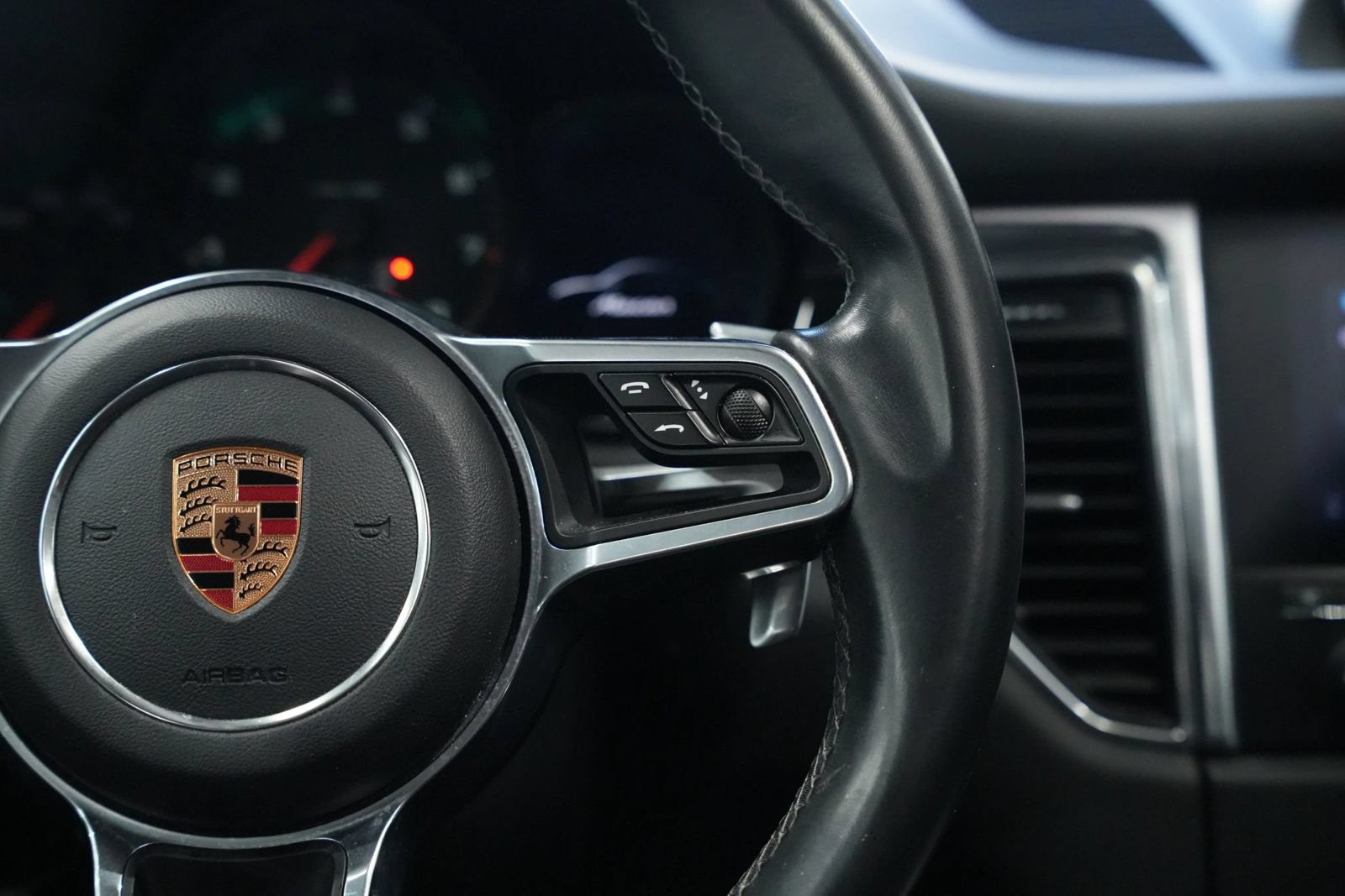 Used 2018 Porsche Macan Sport Edition AWD/4WD image 30