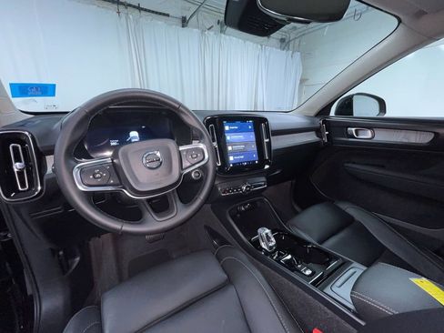 Used 2025 Volvo XC40 B5 Plus image 3