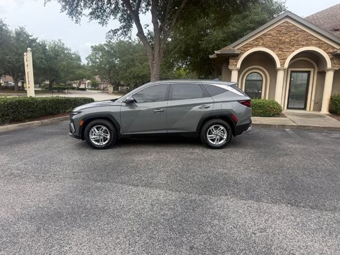Used 2025 Hyundai Tucson SE FWD image 1