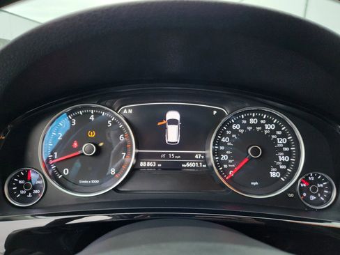 Used 2012 Volkswagen Touareg Sport image 10