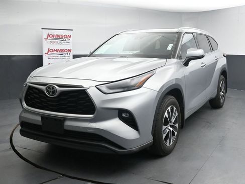 Used 2022 Toyota Highlander XLE AWD/4WD image 4