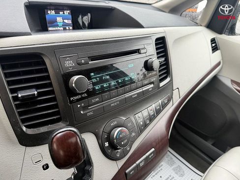 Used 2013 Toyota Sienna XLE image 21