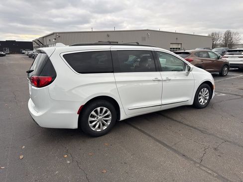 Certified 2017 Chrysler Pacifica Touring-L image 4