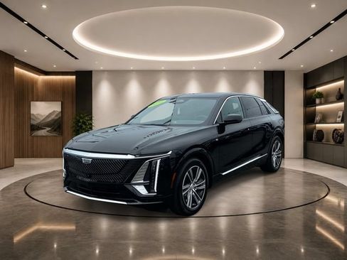 Used 2024 Cadillac Lyriq Luxury AWD/4WD image 2
