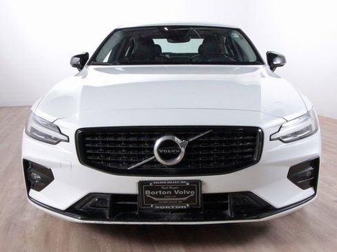 Used 2021 Volvo S60 T5 Momentum w/ Premium Package image 2