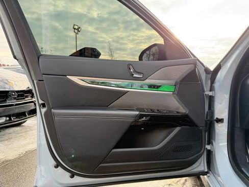 Used 2023 BMW 760i xDrive w/ Parking Assistance Package image 9