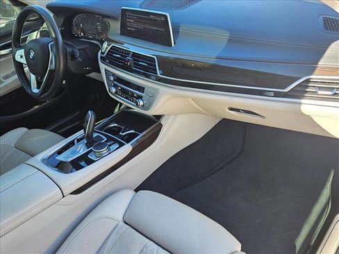 Used 2021 BMW 740i w/ Premium Package image 23