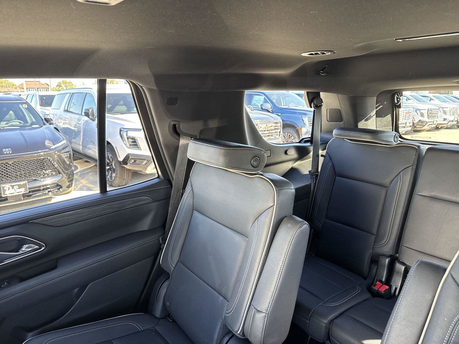 Used 2023 GMC Yukon SLT w/ SLT Luxury Package AWD/4WD image 14