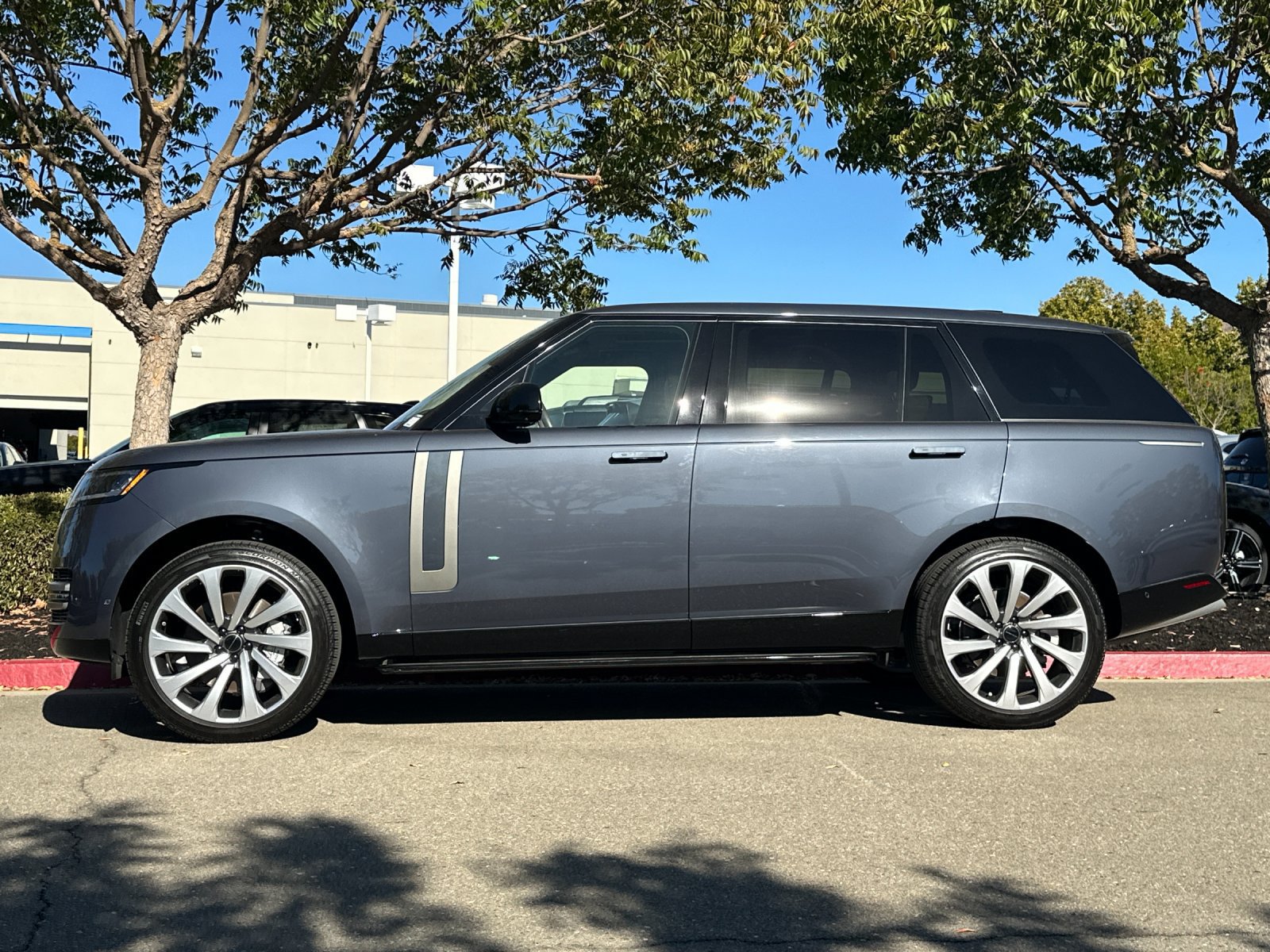 New 2026 Land Rover Range Rover Long Wheelbase SE AWD/4WD image 3