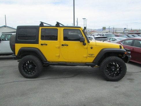 Used 2015 Jeep Wrangler Unlimited Sahara w/ Connectivity Group AWD/4WD image 2