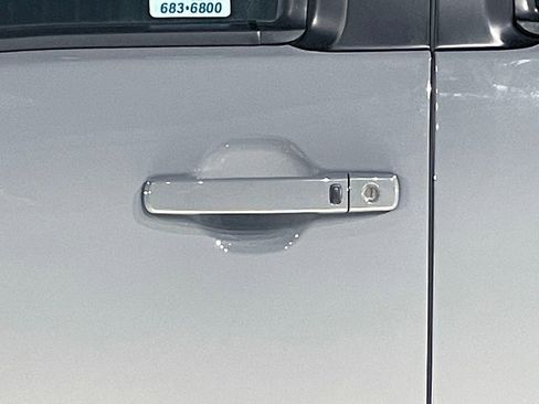 Used 2025 Nissan Frontier PRO-4X image 17